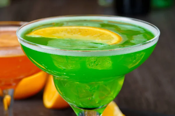 Alcoholische coktail geserveerd met sinaasappelschijfje close up — Stockfoto