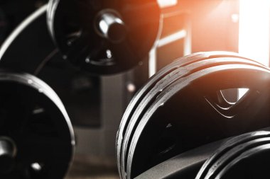 Ağırlık plakaları tutucuda. Kapatın.