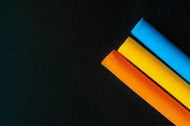 Siyah arkaplanda renkli tebeşirler kapanıyor