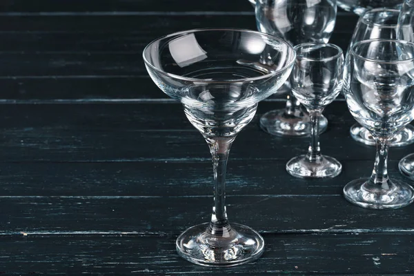 Leere Gläser für Getränke auf dunklem Hintergrund — Stockfoto