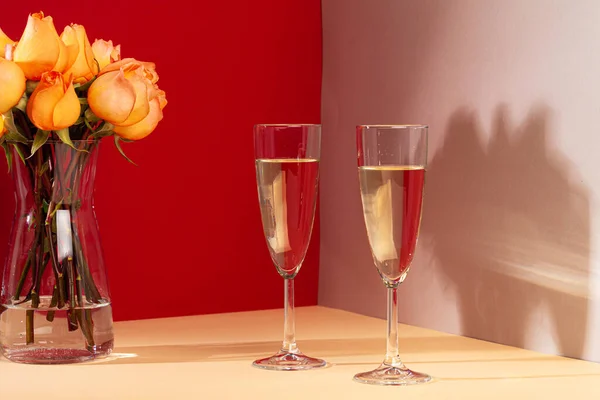 Şampanya kadehlerinin resmi ve vazoda güller. — Stok fotoğraf