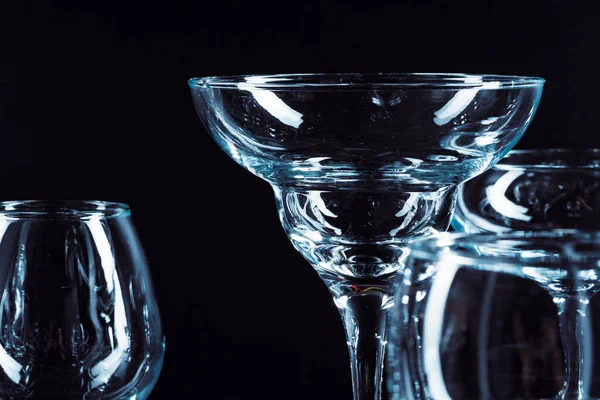 Prázdné sklenice na nápoje na tmavém pozadí — Stock fotografie