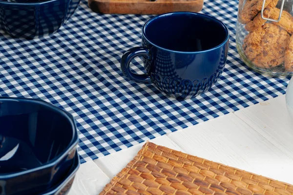 Klasszikus kék üres kerámia tea csésze a konyhaasztalon — Stock Fotó