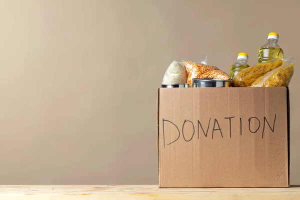 Caja de donaciones con varios alimentos. Apoyo a la pandemia. — Foto de Stock