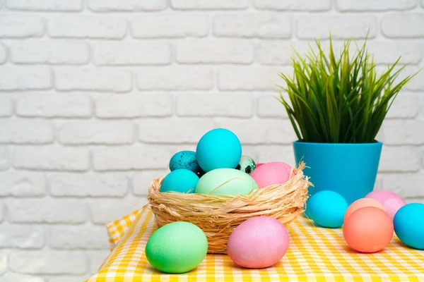 Páscoa ninho decorativo com ovos coloridos perto — Fotografia de Stock