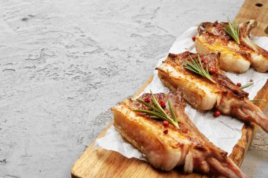 Tahtada servis edilen ızgara kuzu pirzolası.