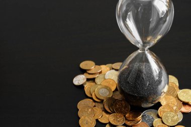 Vakit nakittir. Kum saatini para paralarıyla kapat.