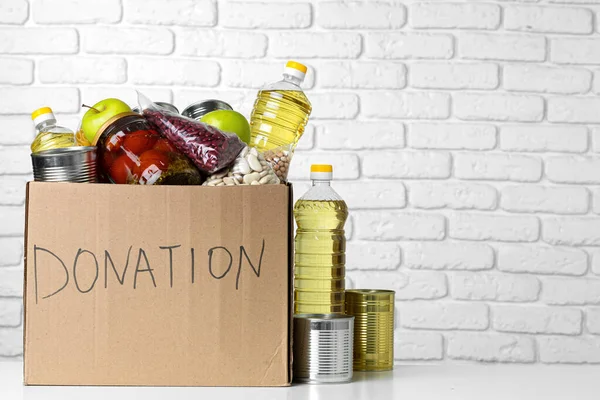Caja de donaciones con varios alimentos. Apoyo a la pandemia. — Foto de Stock