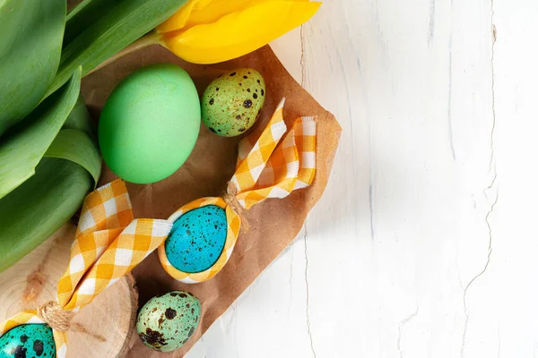 Fotografia de vida morta de muitos ovos de Páscoa coloridos — Fotografia de Stock