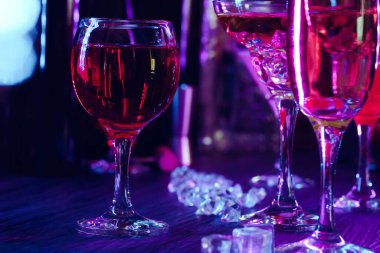 Kulüp ışıklarında buzlu kokteyl içecekler.