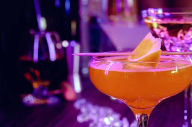 Ahşap tezgahta servis edilen iki güzel kokteyl.