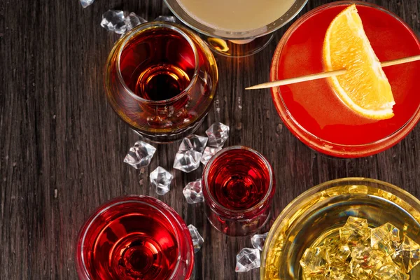 Seleção de bebidas alcoólicas em diferentes copos — Fotografia de Stock
