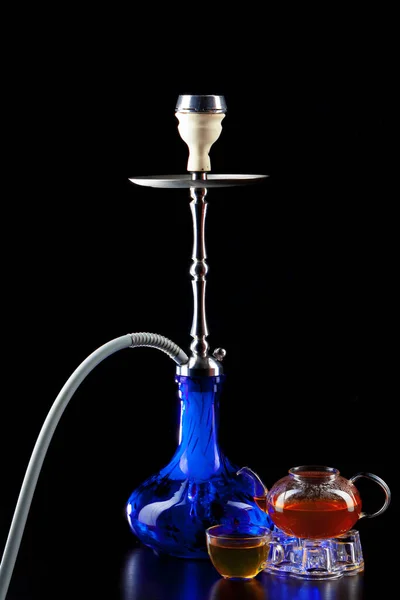 Shisha moderne et théière en verre sur fond noir — Photo