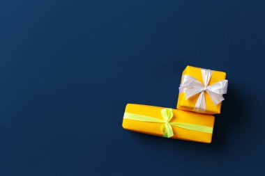 Klasik mavi arkaplan görünümlü hediye kutusu