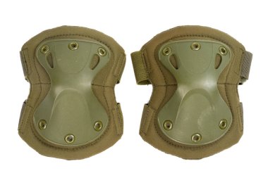 Askeri dizlikler beyaz arka planda izole edilmiş.