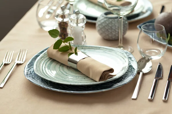 Stijlvol serveren op een groene keramische plaat met katoenen servet — Stockfoto