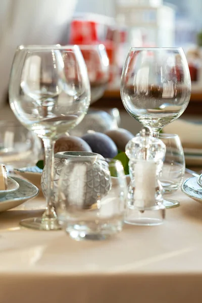 Pusty kieliszek do wina na stole restauracyjnym — Zdjęcie stockowe