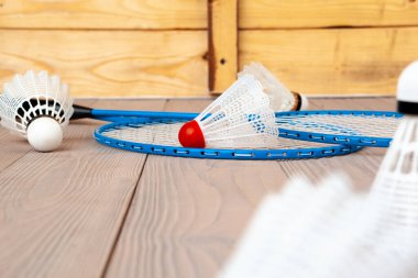 Badminton ekipmanı. Ahşap masada raketler ve mekik siki.