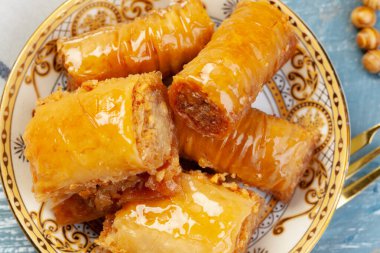 Yığılmış Türk baklava tatlısını yakın plan tabağa koy.