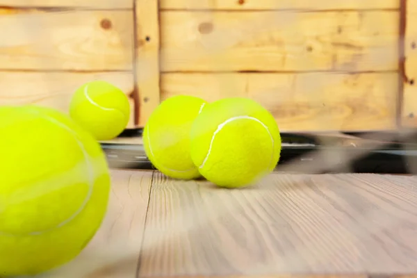 Equipo de tenis en superficie de madera de cerca — Foto de Stock