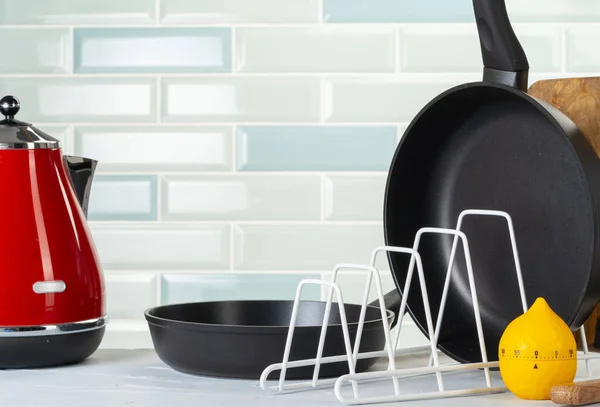Panelas de cozinha limpas e secas em um balcão de cozinha — Fotografia de Stock