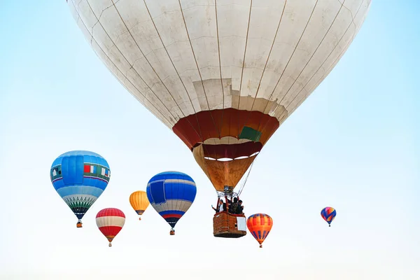 Sıcak hava balonu gökyüzünde uçuyor — Stok fotoğraf