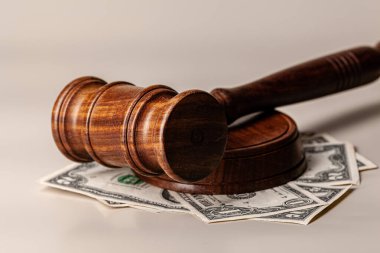 Kanun tokmağı ve bir yığın para.