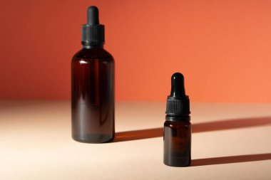 Kahverengi cam şişede kozmetik aromatik spa yağı