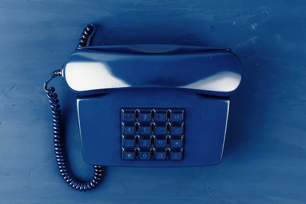 Telefone retro de cor azul no fundo azul clássico — Fotografia de Stock