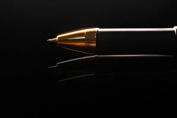 검은 배경에 펜을 클로즈업하는 모습 — 스톡 사진