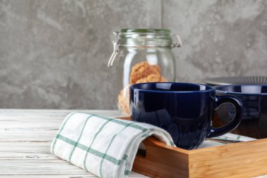 Seramik çay fincanını kurabiyelerle kapat.