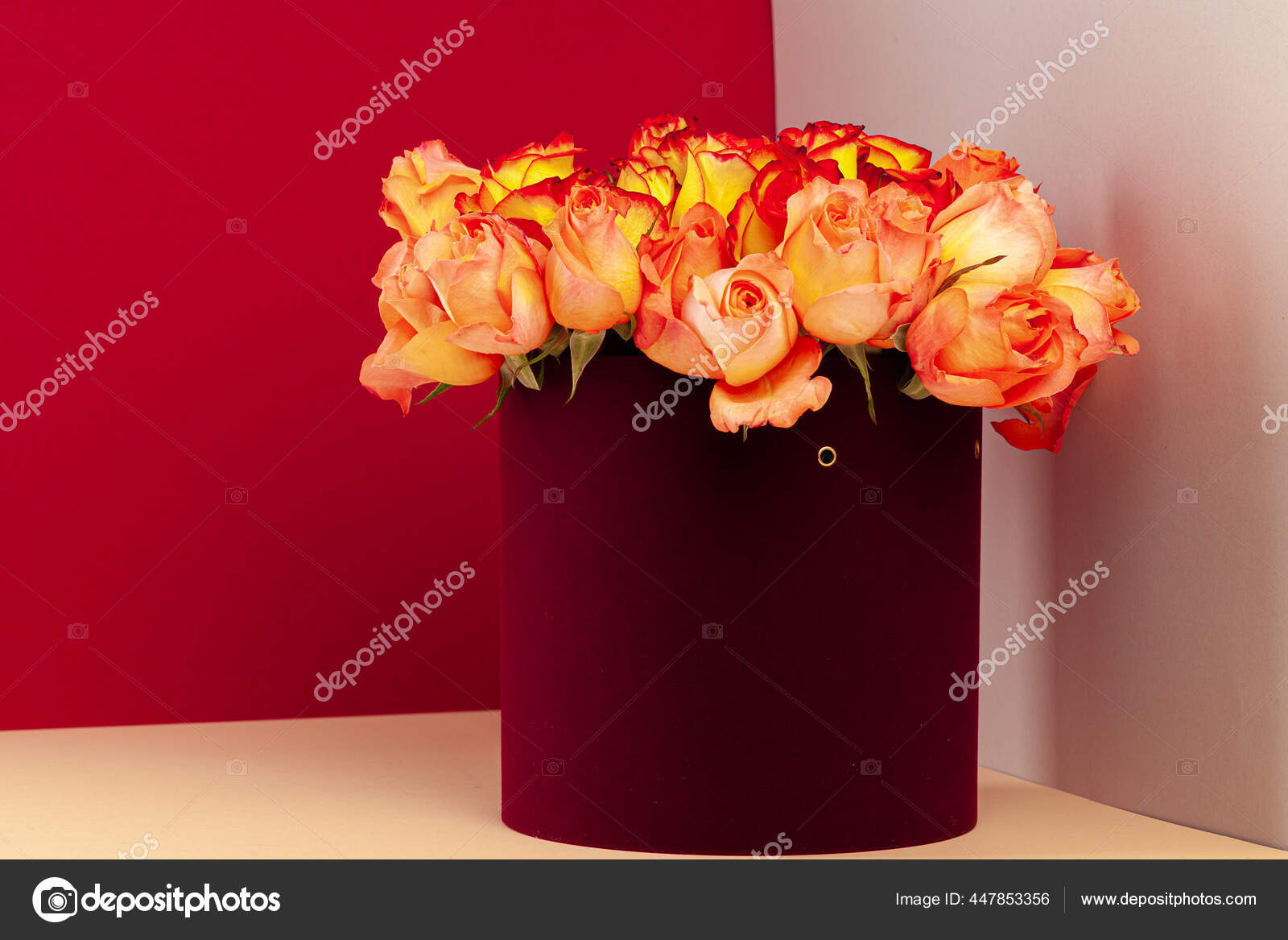 Hat box with beautiful bouquet of roses Stock Photo by ©Fotofabrika