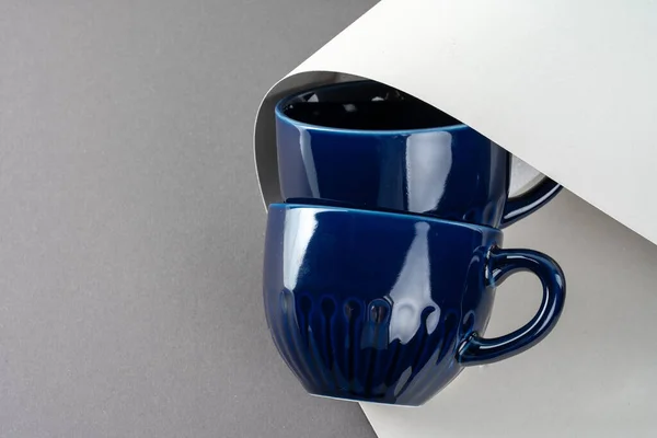 Tazza di caffè in ceramica blu scuro sul tavolo — Foto Stock