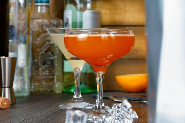 Deux beaux cocktails servis sur un comptoir de bar en bois — Photo