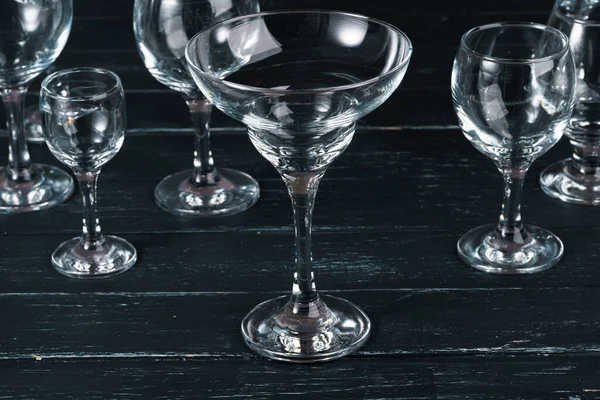 Leere Gläser für Getränke auf dunklem Hintergrund — Stockfoto