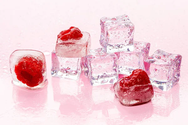 Kostki lodu z jagodami na letnie koktajle — Zdjęcie stockowe
