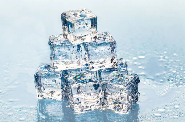 Квадратні танення кубиків льоду на мокрому столі — стокове фото