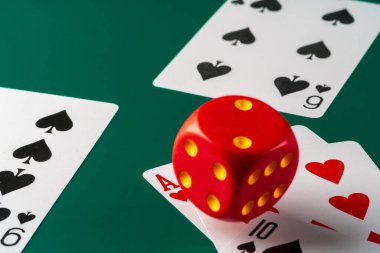 Kırmızı zarla kağıt oynamak. Kumarhane ve kumar kavramı