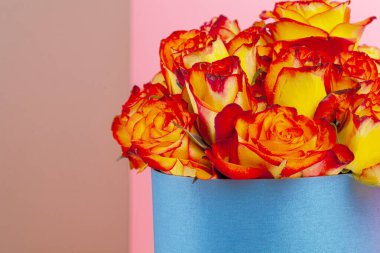 Güzel bir buket gülle dolu şapka kutusu