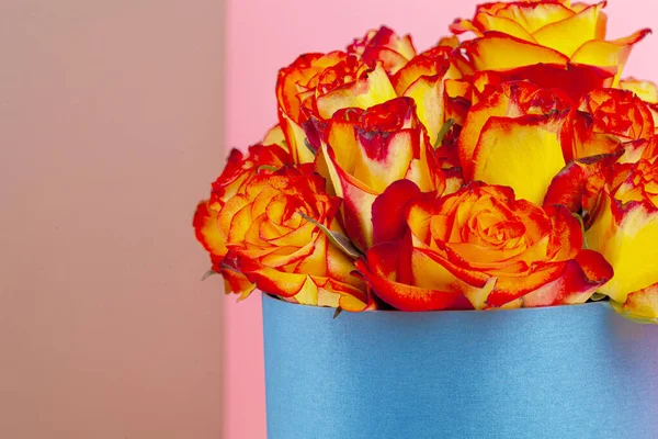 Sombrero caja con hermoso ramo de rosas — Foto de Stock