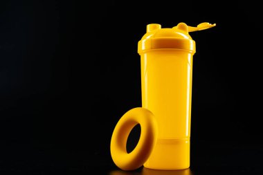 Siyah arka planda içmek için spor şişesi.