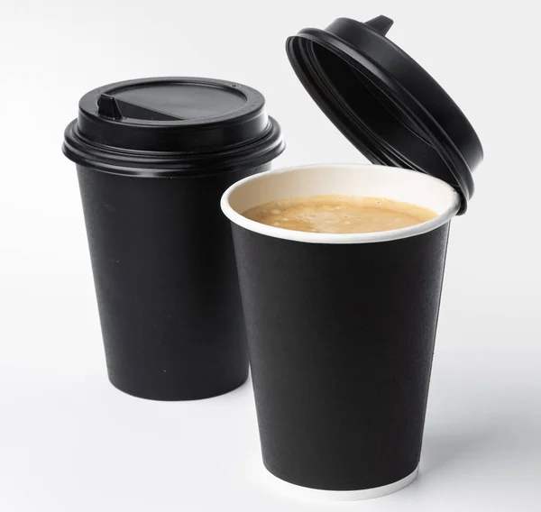 Kaffeetassen aus Papier isoliert auf weißem Hintergrund — Stockfoto