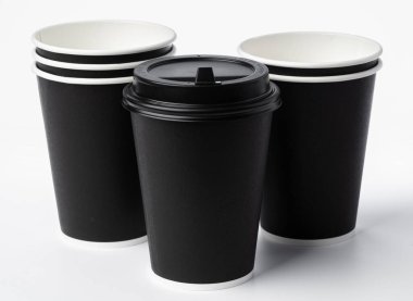 Beyaz arka planda izole edilmiş kağıt kahve fincanları