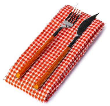 Havluda çatal ve bıçak seti. Beyaz arkaplanda izole.