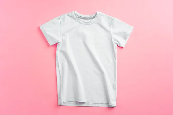 당신의 디자인을 위한 복사본 공간이 있는 화이트 컬러 티셔츠 — 스톡 사진