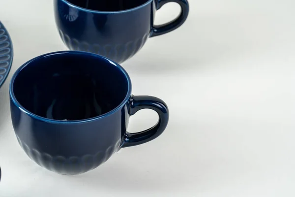 テーブルの上にダークブルーのセラミックコーヒーカップ — ストック写真