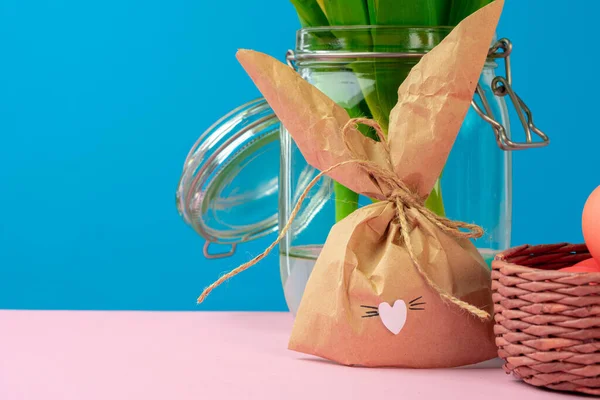 Concepto de Pascua con decoración de papel de conejo con espacio de copia — Foto de Stock