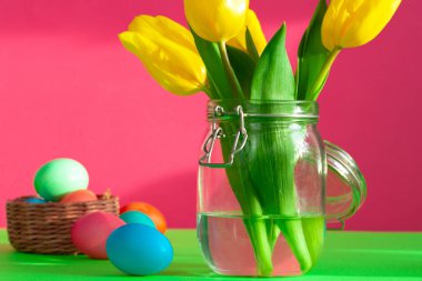 Yeşil bir yuvadaki canlı renkli yumurtalar. Paskalya konsepti