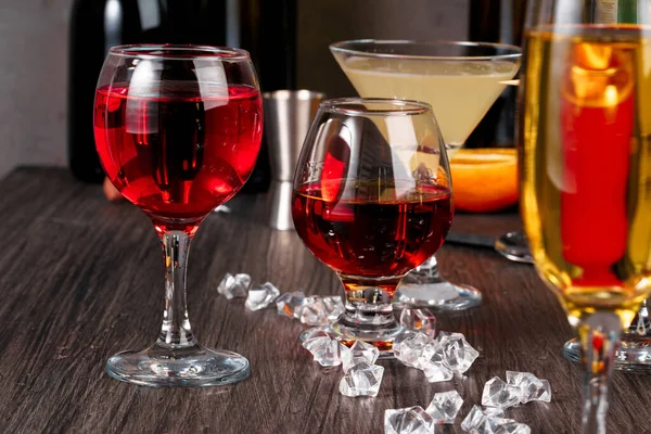 Wybór napojów alkoholowych w różnych kieliszkach — Zdjęcie stockowe