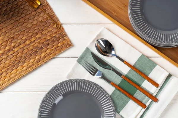 Placa de cerâmica cinza brilhante com talheres na mesa de madeira — Fotografia de Stock